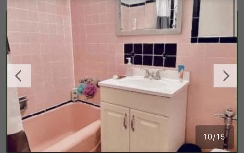 une salle de bains avec lavabo et baignoire dans l'établissement UES Manhattan ROOM #2 in Shared Apartment, à New York