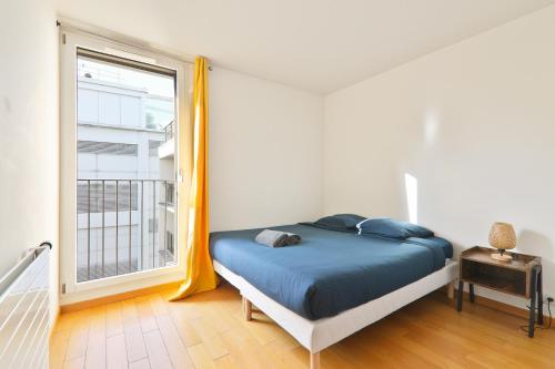 une chambre avec un lit et une grande fenêtre dans l'établissement Appartement Quartier Tour Eiffel 6 Free Netflix, à Paris