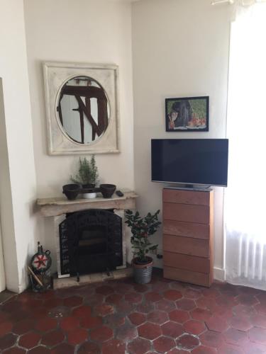 TV o dispositivi per l'intrattenimento presso L'académie de Clémence, Guest House Paris-Roland-Garros