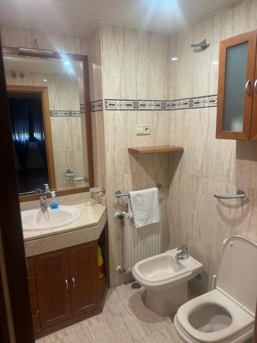 Ένα μπάνιο στο Apartamentos aeropuerto Juan