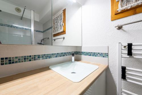 un baño con lavabo y espejo en Mountain Lover - Joli studio au pied des pistes, en Peisey-Nancroix
