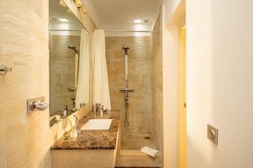Quevedo Central Suite by Valcambre