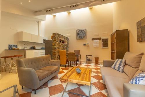 Quevedo Central Suite by Valcambre
