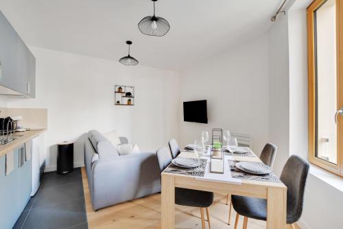 une salle à manger avec une table et des chaises dans l'établissement Flexliving - Studio - Fessart, à Paris
