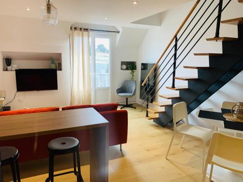 un salon avec un canapé et un escalier dans l'établissement Charmant duplex, à Pornic
