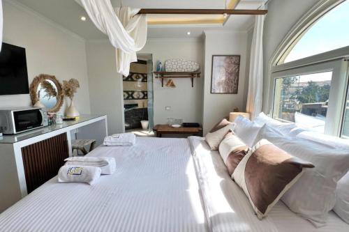 เตียงในห้องที่ Cleopatra Pyramids Elite