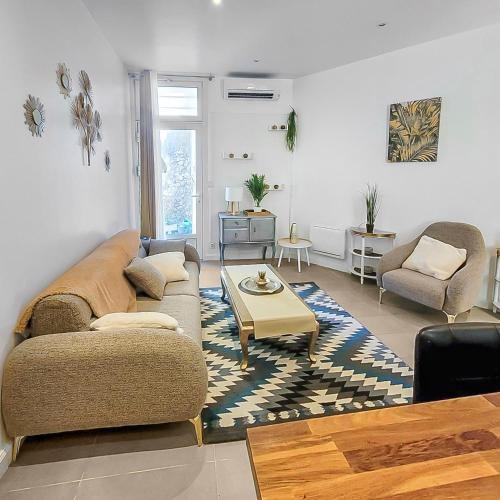 un salon avec un canapé et une table dans l'établissement Le Refuge Méditerranéen, à Marseille