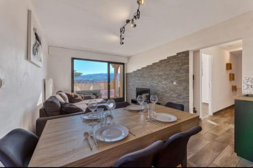 une salle à manger et un salon avec une table et des chaises dans l'établissement T3 idéalement situé vue lac et montagne, à Thonon-les-Bains