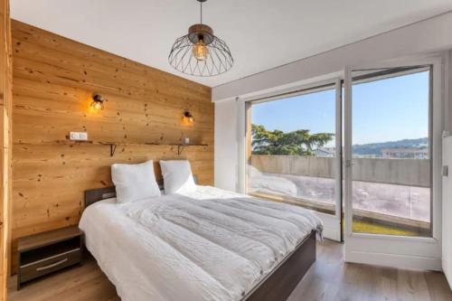 Ένα ή περισσότερα κρεβάτια σε δωμάτιο στο T3 idéalement situé vue lac et montagne