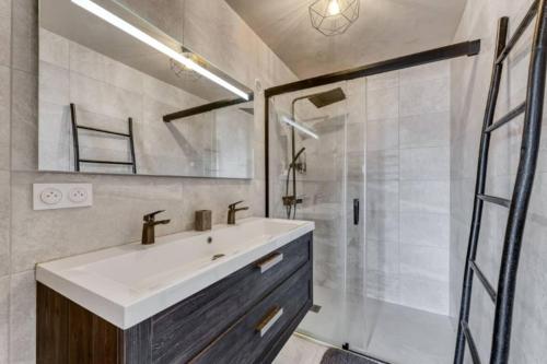 Ένα μπάνιο στο T3 idéalement situé vue lac et montagne