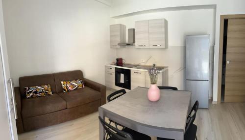 - une cuisine et une salle à manger avec une table et un canapé dans l'établissement Villa Milano Apt. n. 5, à Milan