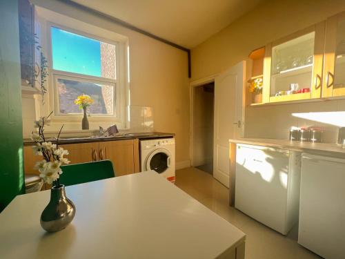 Η κουζίνα ή μικρή κουζίνα στο Spacious 4-bedroom Apartment - free public parking