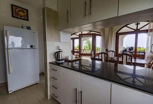 Kuchyň nebo kuchyňský kout v ubytování Seaview Serviced Apartment at Lantana Galu Resort