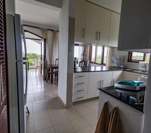 Kuchyň nebo kuchyňský kout v ubytování Seaview Serviced Apartment at Lantana Galu Resort