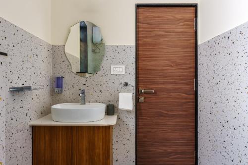 Bilik mandi di Botanica 1BHK Modern Apartments 10 mins from Candolim beach With Pool & Gym & Wifi & Kitchen & Security