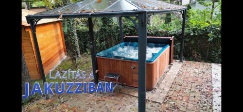 a hot tub in a gazebo at Irány Horány Vendégház in Szigetmonostor