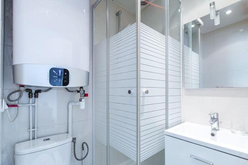 une salle de bain avec une douche, des toilettes et un lavabo dans l'établissement Charmant Studio Proche Nation, Paris - II, à Paris