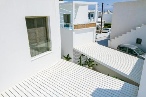 Un balcón o terraza de Joelia Suites in Naousa Paros with private jacuzzi!