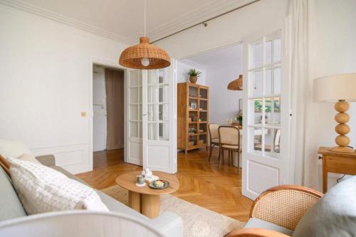 un salon avec un canapé et une table dans l'établissement Deco St Antoine, à Paris