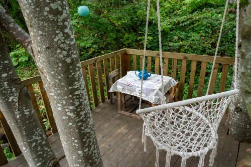 amaca su una terrazza con tavolo di Zimska idila a Crni Vrh