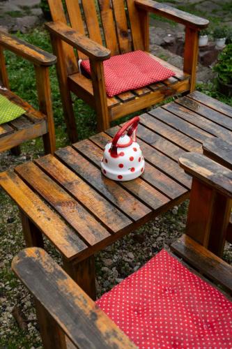 a wooden bench with a tea pot sitting on it at Zimska idila in Crni Vrh