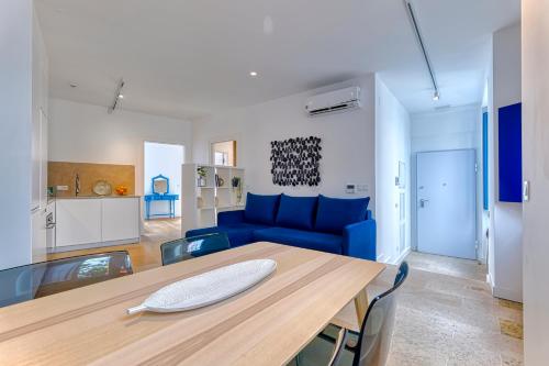 ein Esszimmer mit einem blauen Sofa und einem Tisch in der Unterkunft InLoveApartments - Luxury in Alfama in Lissabon