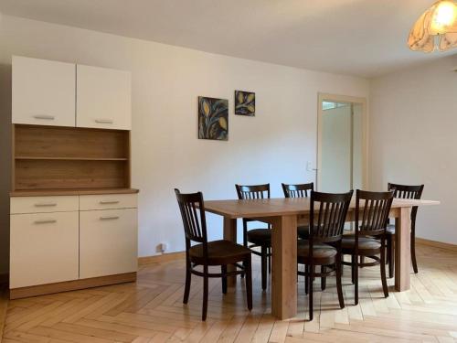 a dining room with a table and chairs at Revier schlicht und bahnsinnig in Mitlödi