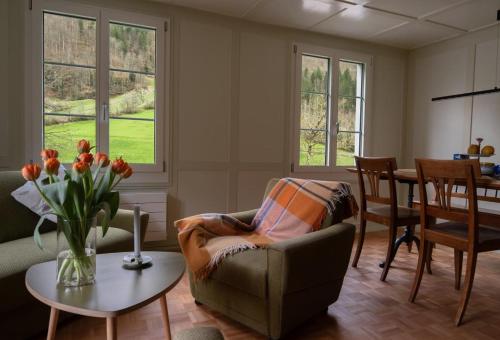 a living room with a couch and a table at Revier z'Uhrmachers in Rüti