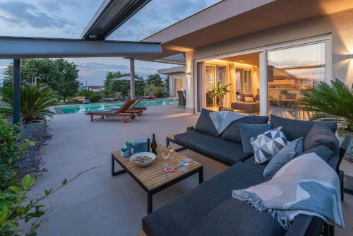 Exquisite Villa mit Panoramablick aufs Meer, Salzwasserpool mit Gegenstromanlage, BBQ