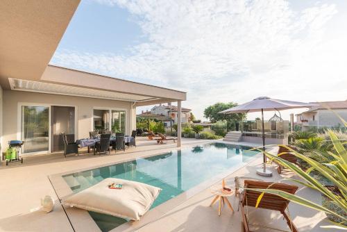 Exquisite Villa mit Panoramablick aufs Meer, Salzwasserpool mit Gegenstromanlage, BBQ
