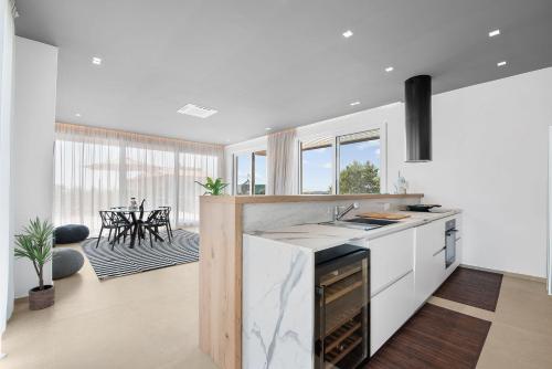 Exquisite Villa mit Panoramablick aufs Meer, Salzwasserpool mit Gegenstromanlage, BBQ