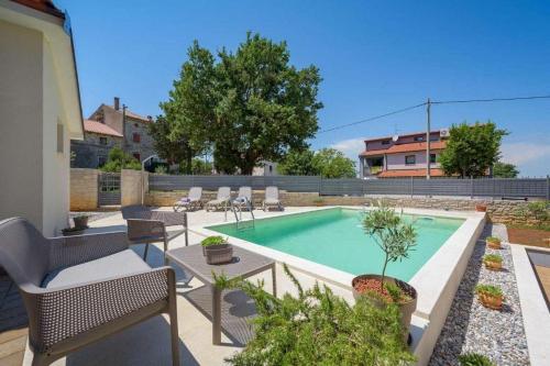 Malerische Villa mit Privatpool, mediterranem Garten, Outdoor-Kueche, Waschmaschine, Trockner