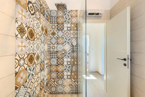 a shower with a mosaic wall in a bathroom at Traumhafte Finca mit Privatpool und Panoramablick in Vižinada