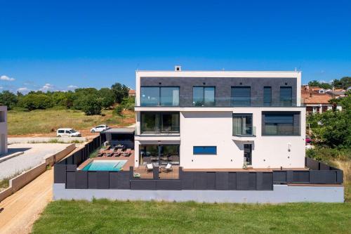 Noble strandnahe Villa mit Meerblick, Privatpool, Gym, nur 700 Meter zum Strand