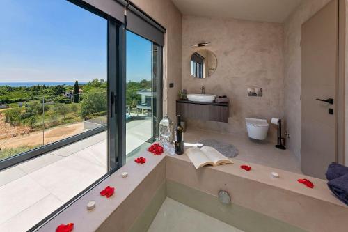 Noble strandnahe Villa mit Meerblick, Privatpool, Gym, nur 700 Meter zum Strand
