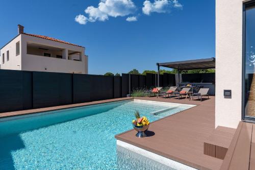 Noble strandnahe Villa mit Meerblick, Privatpool, Gym, nur 700 Meter zum Strand