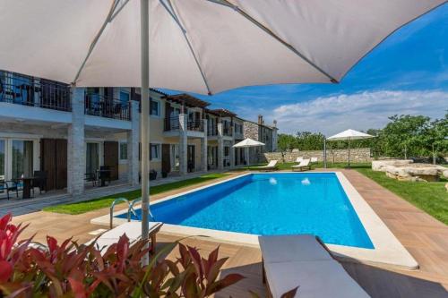 Komfortables Apartment mit Whirlpool, Pool, Klima, privater Terrasse - nur 5 km bis Porec