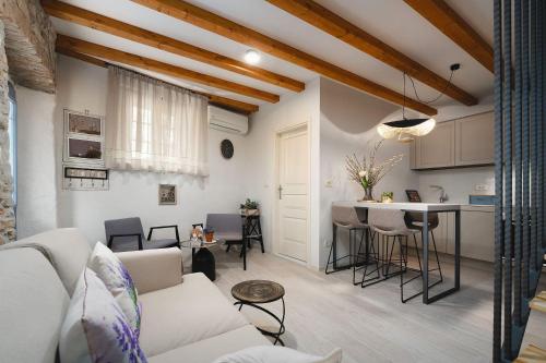 Exquisites Apartment im Herzen von Porec mit Meerblick, nur 150 Meter zum Strand
