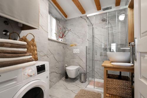 a bathroom with a sink and a washing machine at Exquisites Apartment im Herzen von Porec mit Meerblick, nur 150 Meter zum Strand in Poreč