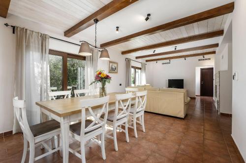 Idyllische Villa mit Panorama Meerblick, Privatpool, Babybett, Aussendusche, umgeben von Oleander und Oliven
