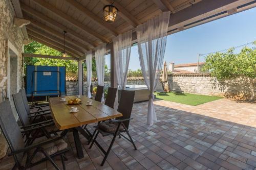 Idyllisches istrisches Steinhaus mit Whirlpool, Tischtennis, Grill und klimatisierten Schlafzimmern