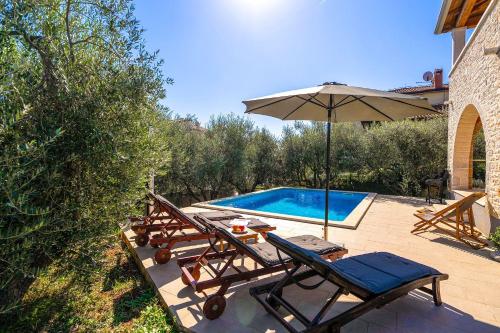 Idyllische Villa mit Panorama Meerblick, Privatpool, Babybett, Aussendusche, umgeben von Oleander und Oliven