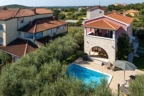Idyllische Villa mit Panorama Meerblick, Privatpool, Babybett, Aussendusche, umgeben von Oleander und Oliven