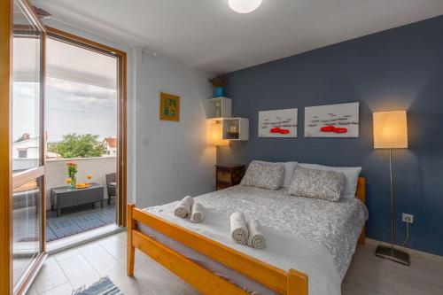 Modernes Apartment mit Meerblick, stylischem Interieur, privatem Balkon, Grill, Klima, WiFi