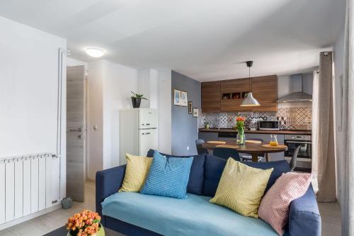 Modernes Apartment mit Meerblick, stylischem Interieur, privatem Balkon, Grill, Klima, WiFi