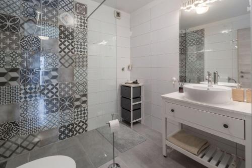 Modernes Apartment mit Meerblick, stylischem Interieur, privatem Balkon, Grill, Klima, WiFi