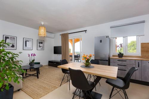 Charmantes Ferienhaus mit Meerblick, 2 Fahrraeder, Grill, privater Balkon, Waschmaschine