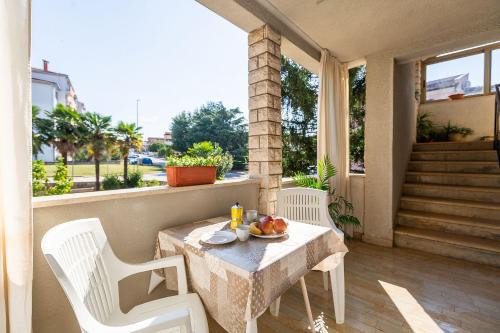 Komfortables Apartment wenige Minuten zur Altstadt von Porec und zum Strand mit Garten