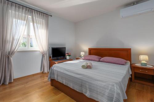 Komfortables Apartment wenige Minuten zur Altstadt von Porec und zum Strand mit Garten