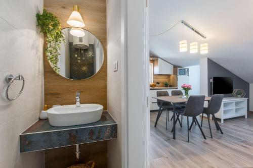 Modernes Apartment nur 250 Meter zum Strand mit privatem Balkon, Grill, WiFi